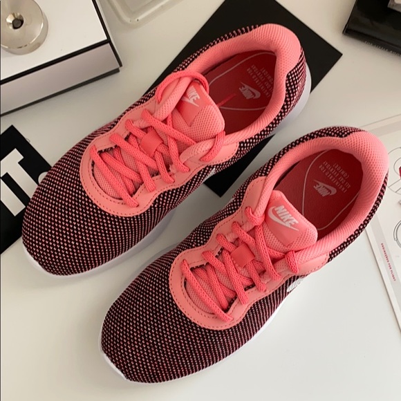 pink nike tanjun shoes